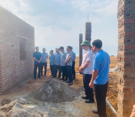 Đoàn công tác kiểm tra, đôn đốc tiến độ xóa nhà tạm, nhà dột nát tại huyện Nậm...