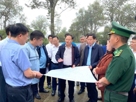 Đồng chí Bùi Quang Vinh - Giám đốc Sở Xây dựng tham gia đoàn công tác của BTV...