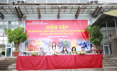 Đồng chí Sùng Thị Sua - Phó Giám đốc Sở Xây dựng dự và chỉ đạo buổi diễn tập