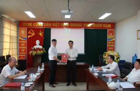 Kết nạp đảng viên cho quần chúng ưu tú Ngô Đăng Hưởng